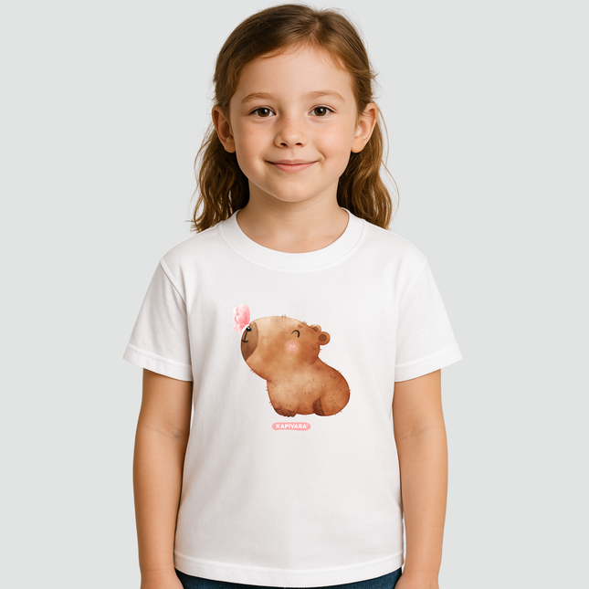 Menina usando camiseta infantil capivara baby borboleta branca Kapivara