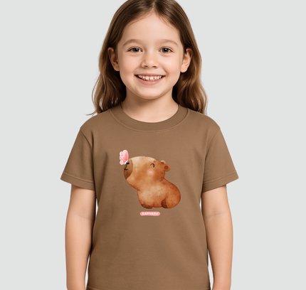 Menina usando camiseta infantil capivara baby borboleta capuccino Kapivara