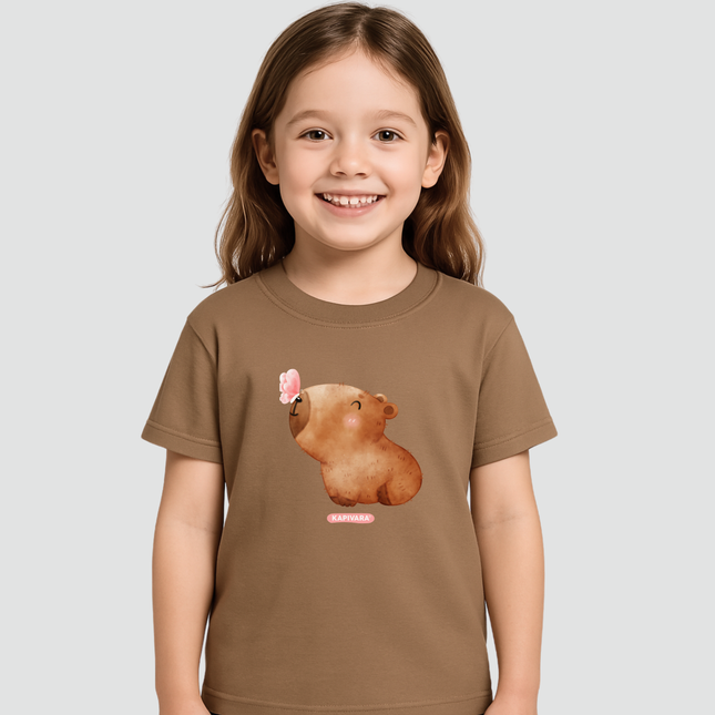 Menina usando camiseta infantil capivara baby borboleta capuccino Kapivara