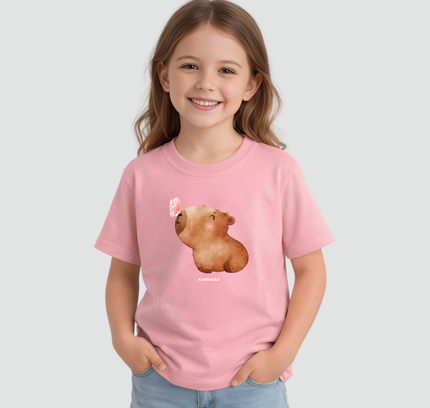 Menina usando camiseta infantil capivara baby borboleta rosa Kapivara