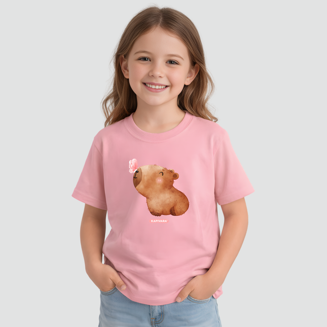 Menina usando camiseta infantil capivara baby borboleta rosa Kapivara