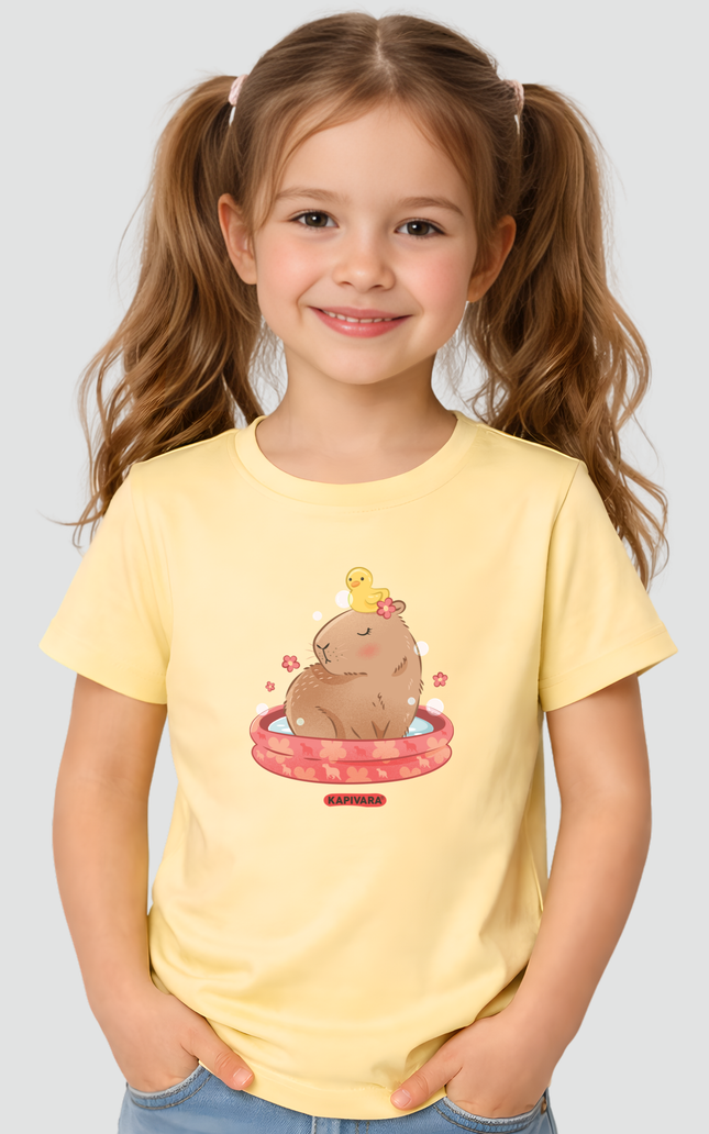 Menina usando camiseta infantil capivara tomando banho amarela Kapivara
