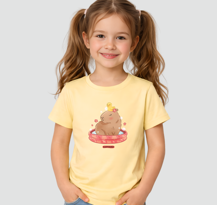 Menina usando camiseta infantil capivara tomando banho amarela Kapivara