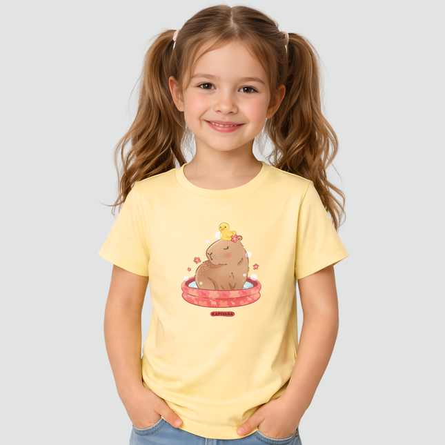 Menina usando camiseta infantil capivara tomando banho amarela Kapivara