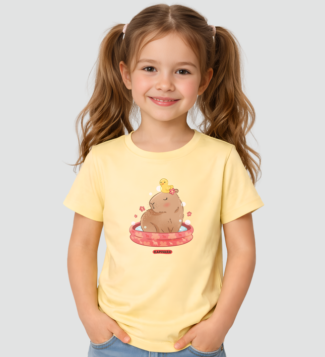 Menina usando camiseta infantil capivara tomando banho amarela Kapivara