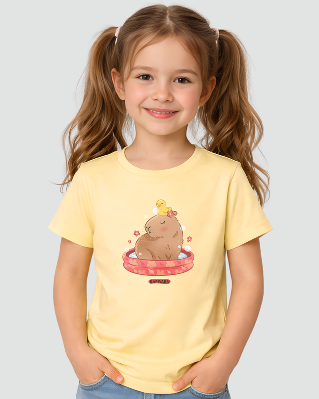 Menina usando camiseta infantil capivara tomando banho amarela Kapivara