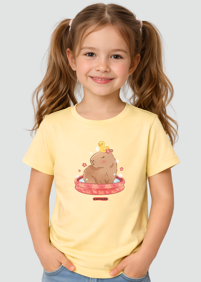 Menina usando camiseta infantil capivara tomando banho amarela Kapivara