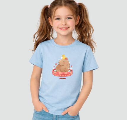 Menina usando camiseta infantil capivara tomando banho azul Kapivara