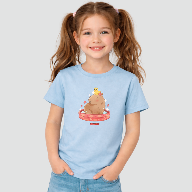 Menina usando camiseta infantil capivara tomando banho azul Kapivara