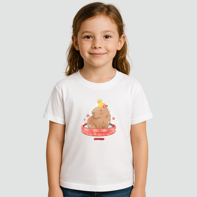Menina usando camiseta infantil capivara tomando banho branca Kapivara