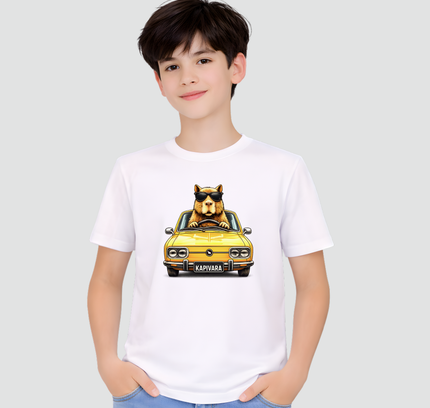 menino usando camiseta branca capivara brasilia amarela carro clássico divertido