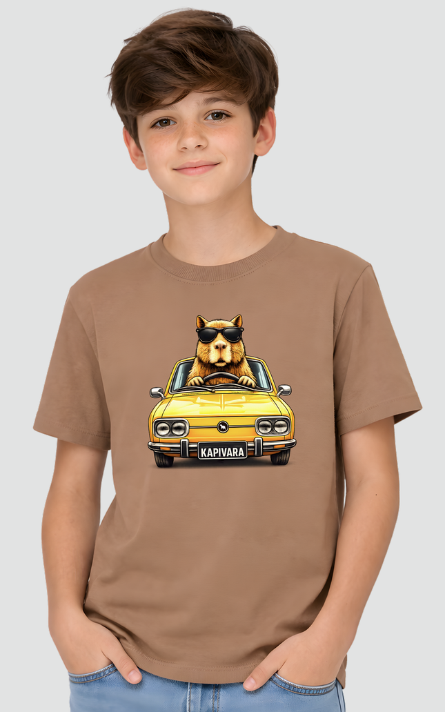 menino usando camiseta marrom capivara dirigindo brasilia amarela estilosa