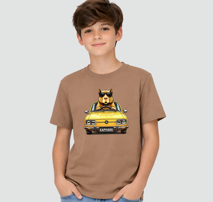 menino usando camiseta marrom capivara dirigindo brasilia amarela estilosa