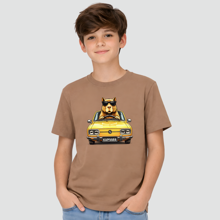menino usando camiseta marrom capivara dirigindo brasilia amarela estilosa