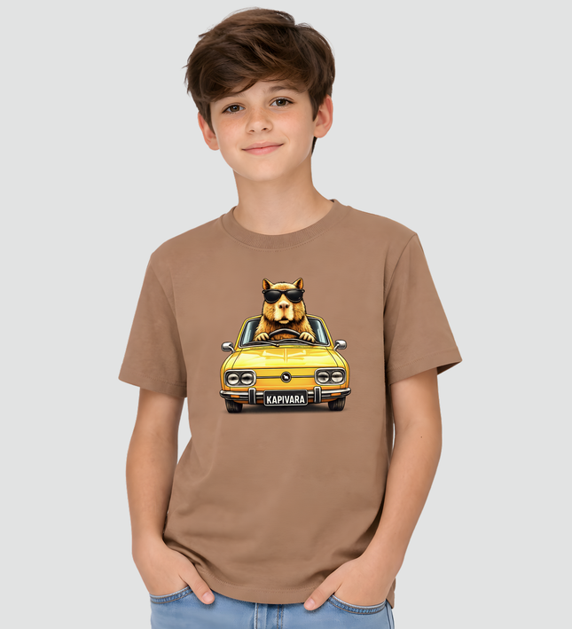 menino usando camiseta marrom capivara dirigindo brasilia amarela estilosa