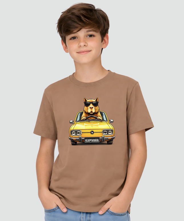 menino usando camiseta marrom capivara dirigindo brasilia amarela estilosa
