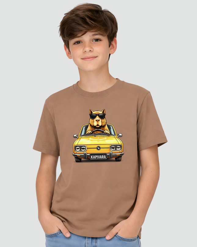 menino usando camiseta marrom capivara dirigindo brasilia amarela estilosa