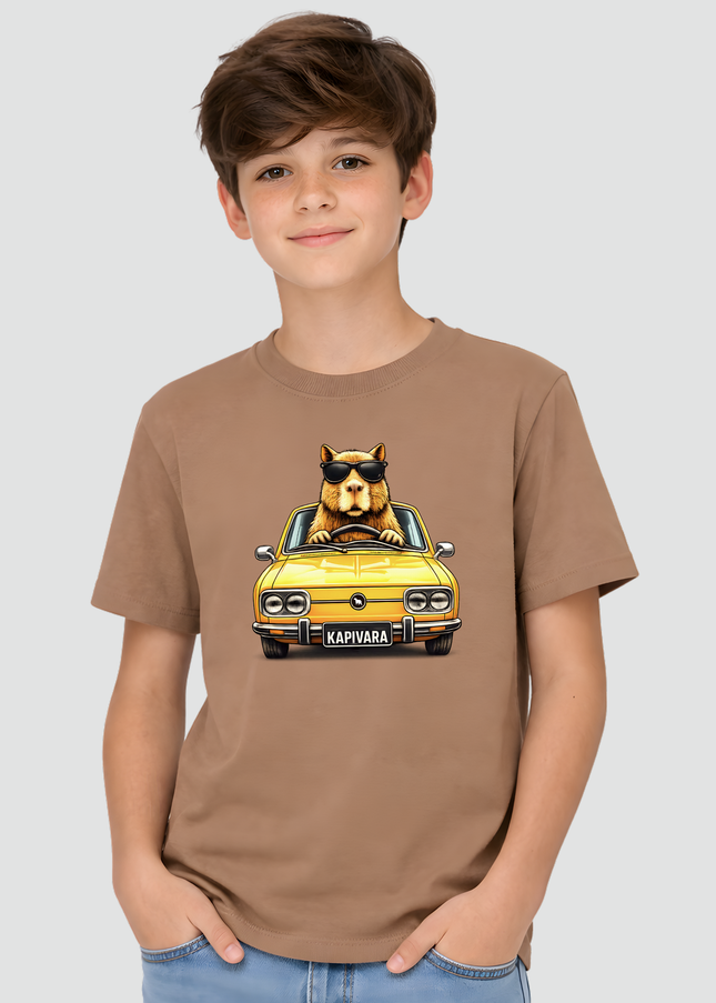 menino usando camiseta marrom capivara dirigindo brasilia amarela estilosa