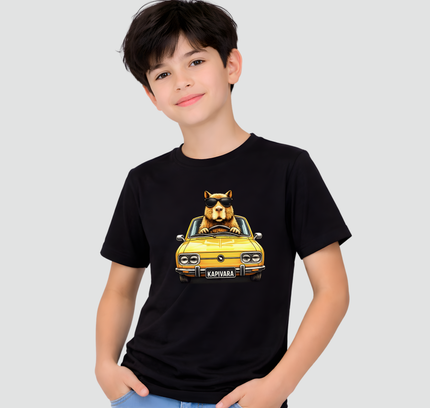 menino usando camiseta preta capivara brasilia amarela com estampa de carro clássico
