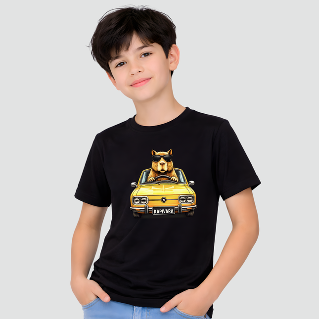 menino usando camiseta preta capivara brasilia amarela com estampa de carro clássico
