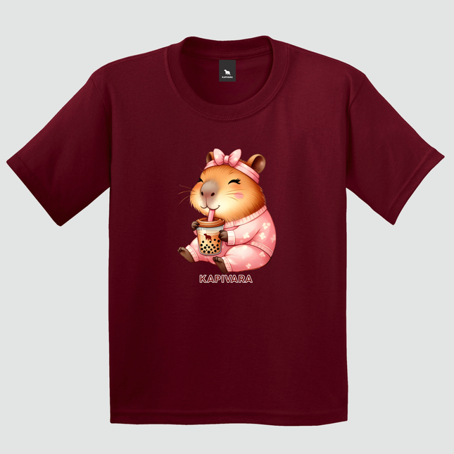 Camiseta infantil bordô com estampa de capivara fofa tomando bubble tea