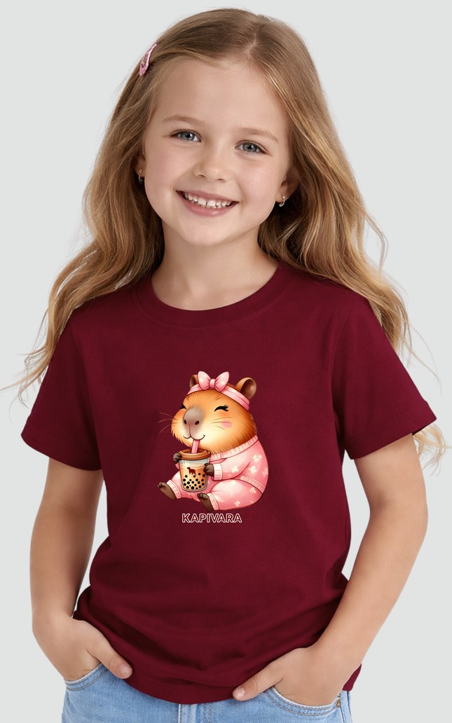 Menina usando camiseta infantil bordô com estampa capivara bubble tea
