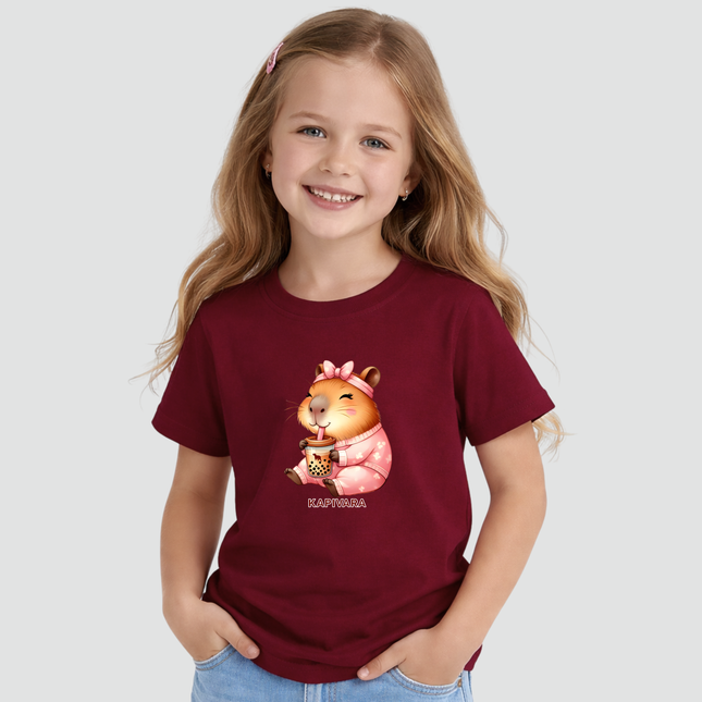 Menina usando camiseta infantil bordô com estampa capivara bubble tea