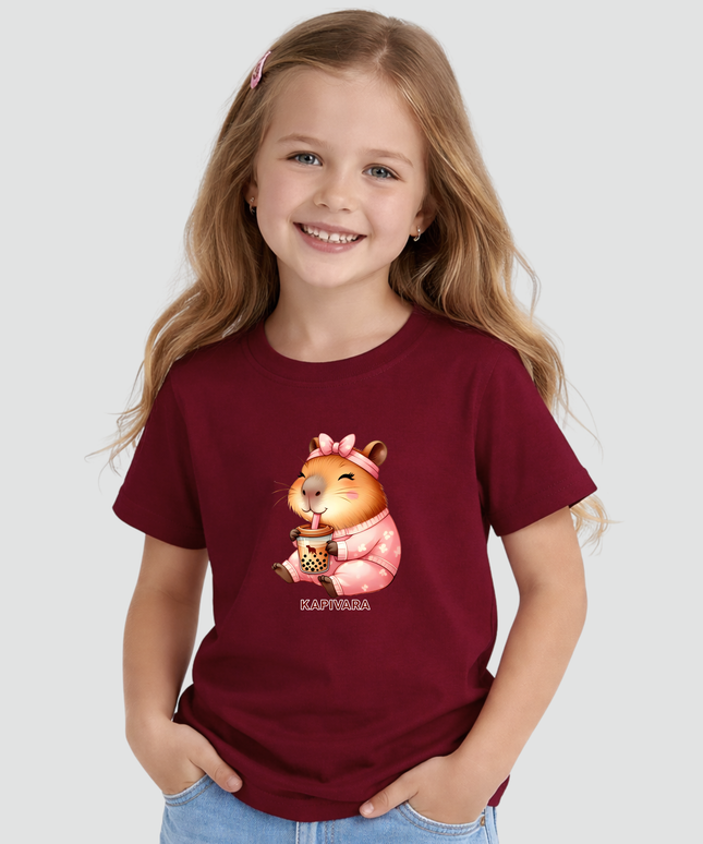 Menina usando camiseta infantil bordô com estampa capivara bubble tea