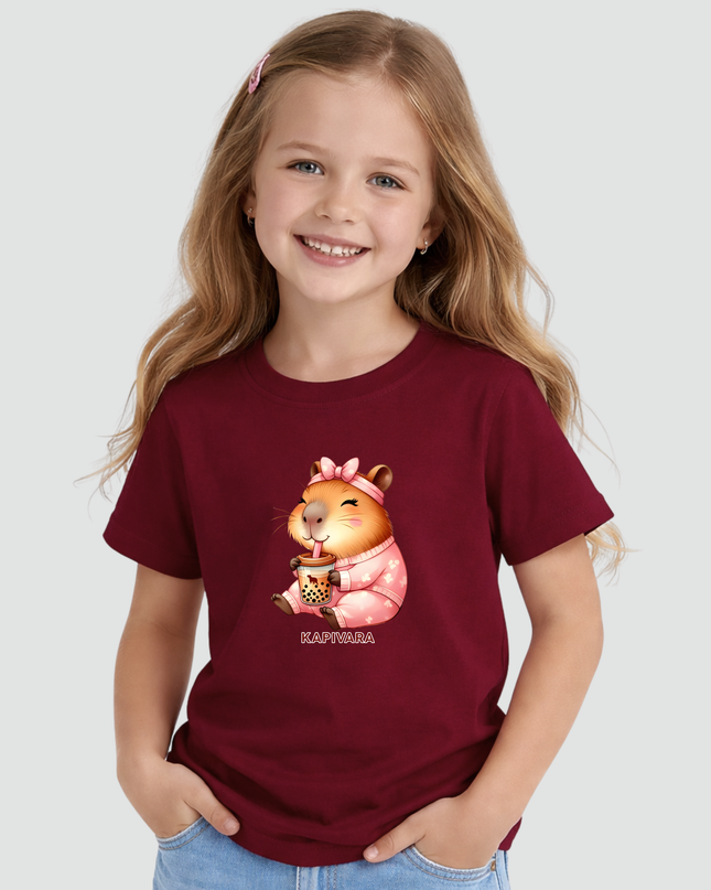 Menina usando camiseta infantil bordô com estampa capivara bubble tea