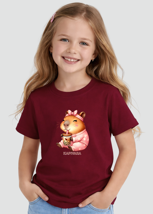 Menina usando camiseta infantil bordô com estampa capivara bubble tea