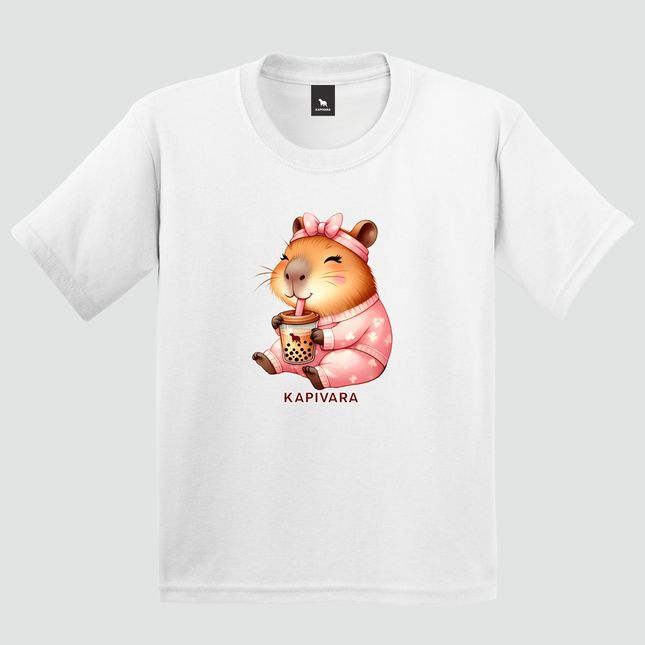 Camiseta infantil branca com estampa capivara tomando bubble tea kawaii