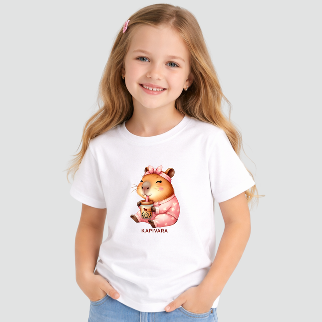 Menina usando camiseta infantil branca com estampa capivara bubble tea