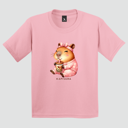 Camiseta infantil rosa com estampa de capivara tomando bubble tea