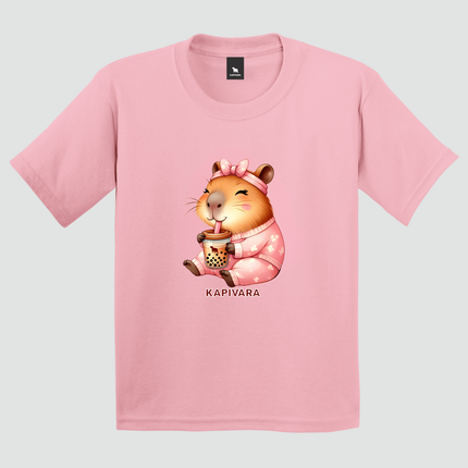 Camiseta infantil rosa com estampa Capivara Bubble Tea em Malha Premium 100% algodão fio 30.1 penteado.