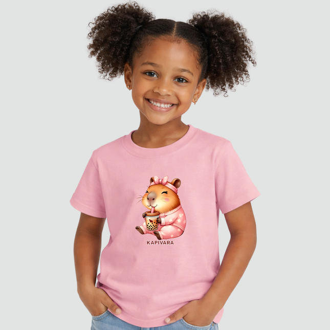 Menina usando camiseta infantil rosa com estampa capivara bubble tea