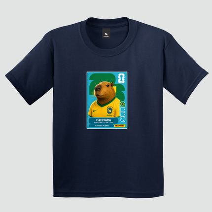 camiseta infantil azul marinho com estampa de capivara estilo figurinha colecionável do Brasil