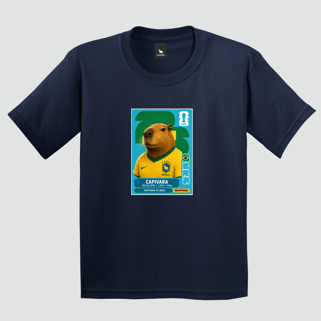 camiseta infantil azul marinho com estampa de capivara estilo figurinha colecionável do Brasil