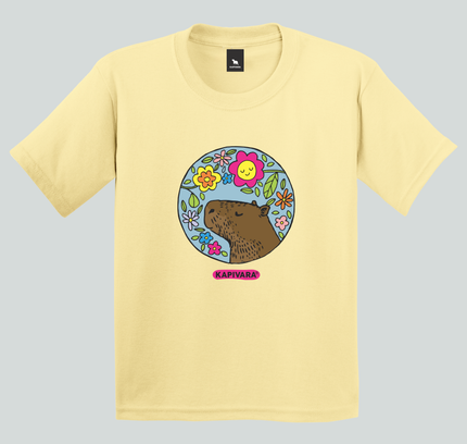 Camiseta infantil amarela com estampa de capivara com flores coloridas