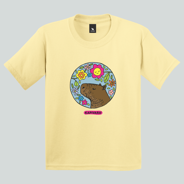 Camiseta infantil amarela com estampa de capivara com flores coloridas