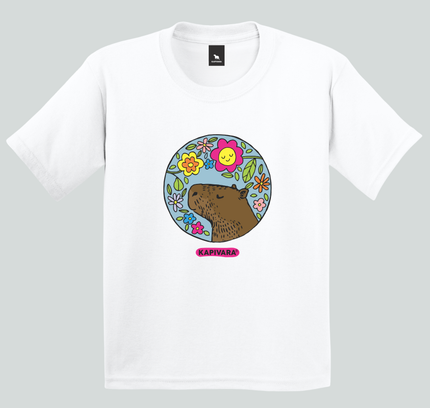 Camiseta infantil branca com estampa de capivara com flores coloridas