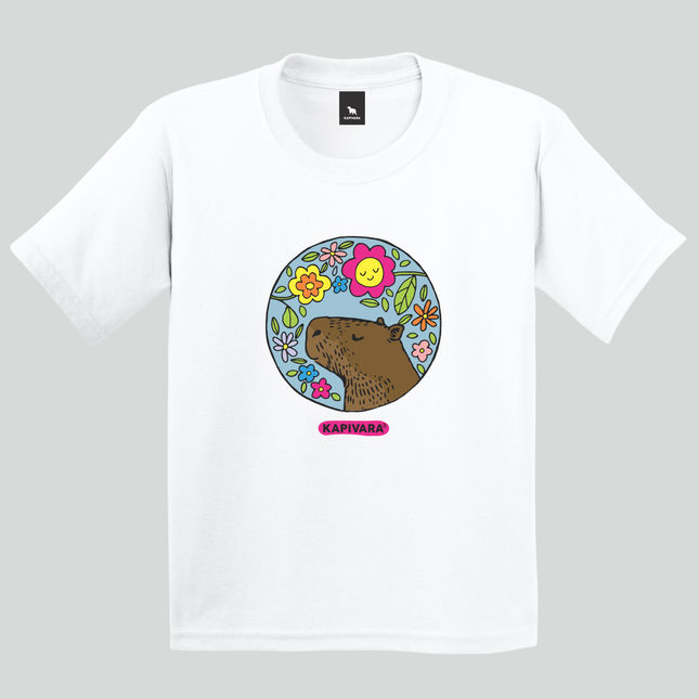 Camiseta infantil branca com estampa de capivara com flores coloridas