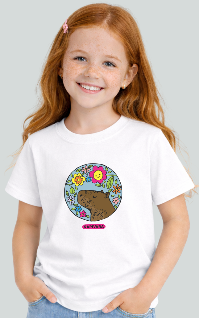Menina usando camiseta infantil branca com estampa capivara com flores coloridas