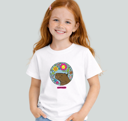 Menina usando camiseta infantil branca com estampa capivara com flores coloridas