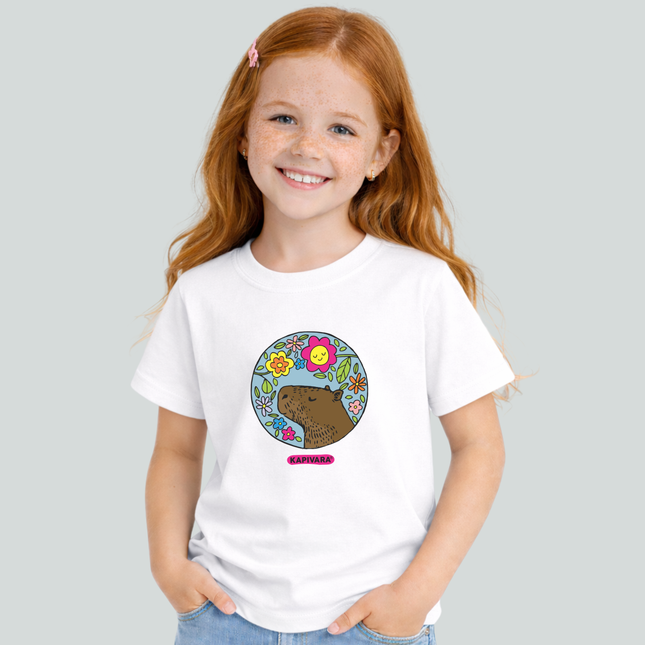 Menina usando camiseta infantil branca com estampa capivara com flores coloridas