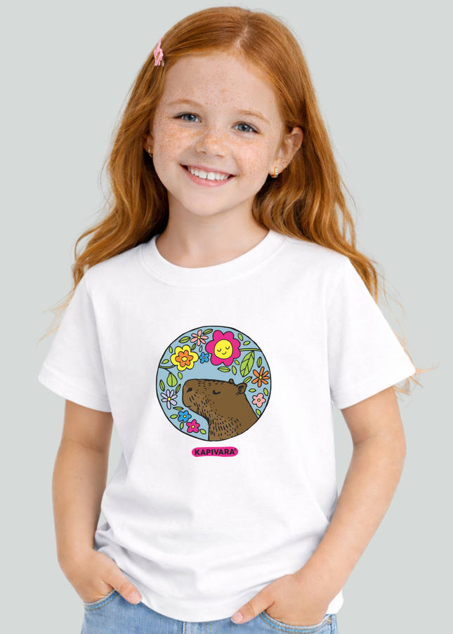 Menina usando camiseta infantil branca com estampa capivara com flores coloridas