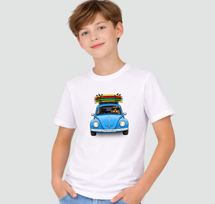 menino usando camiseta infantil capivara fusca surf branca