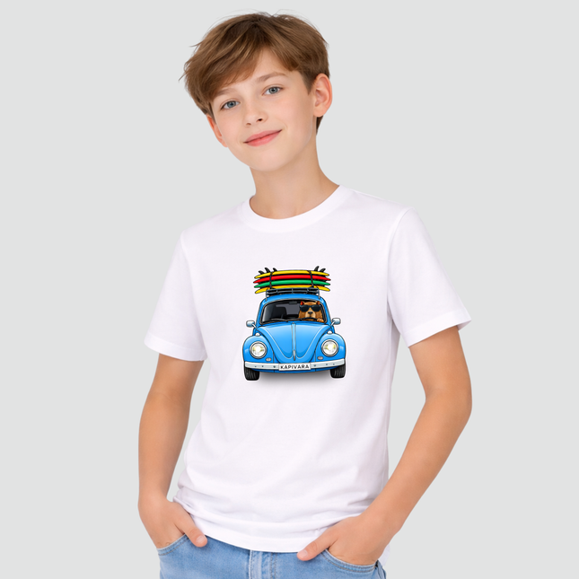 menino usando camiseta infantil capivara fusca surf branca