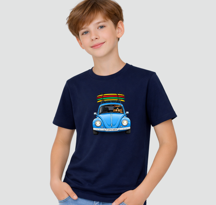 criança usando camiseta capivara fusca surf azul marinho