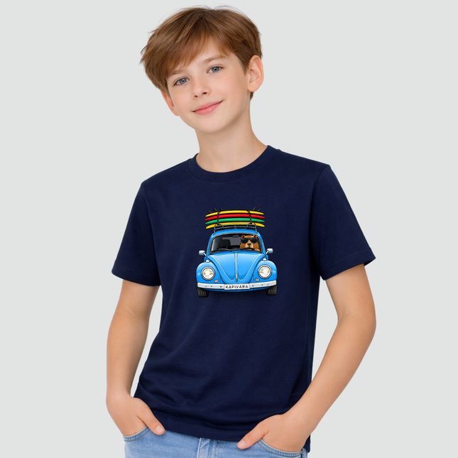 criança usando camiseta capivara fusca surf azul marinho