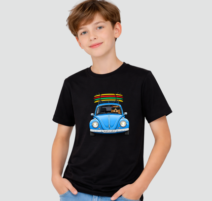 menino usando camiseta capivara fusca preta